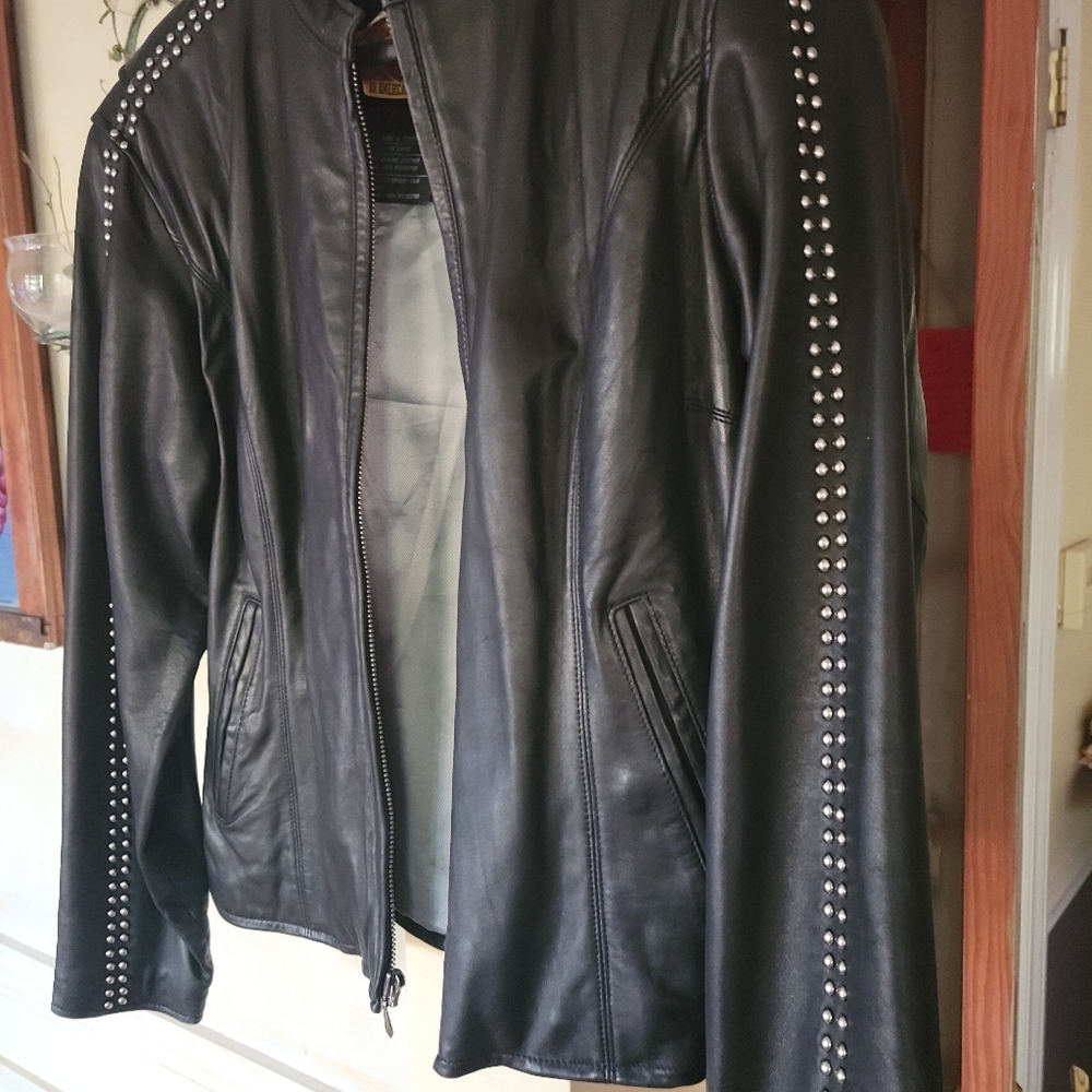 Ladies  xl harley davidson leather jacket, like new!